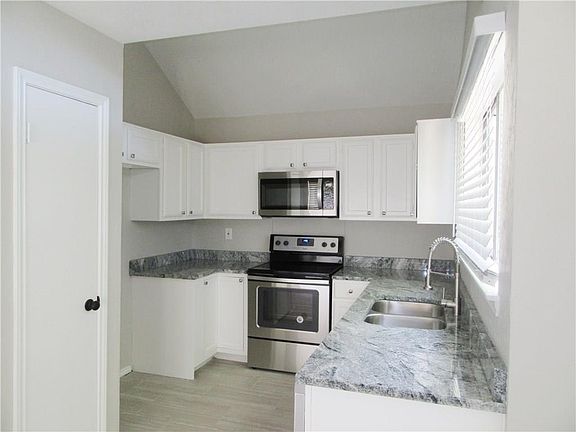 5th image of 950 Boxwood Dr