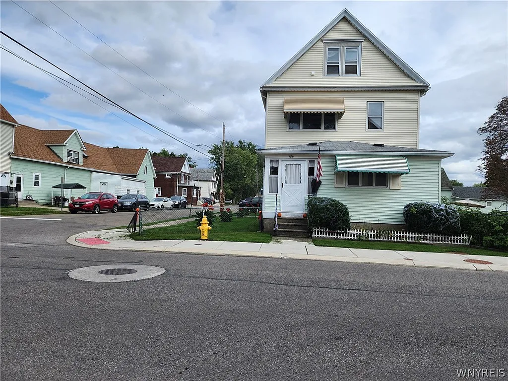 2 bed, 1.0 bath, 3426 sqft, $1,200 — Photo 1