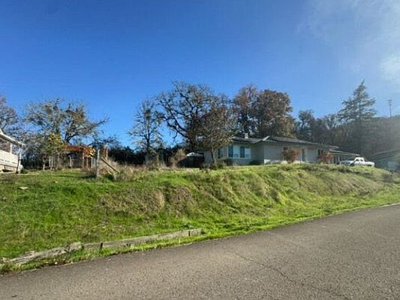 3rd image of 530 Pear St