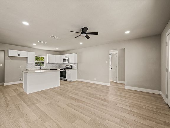 4th image of 3855 Dowdell St