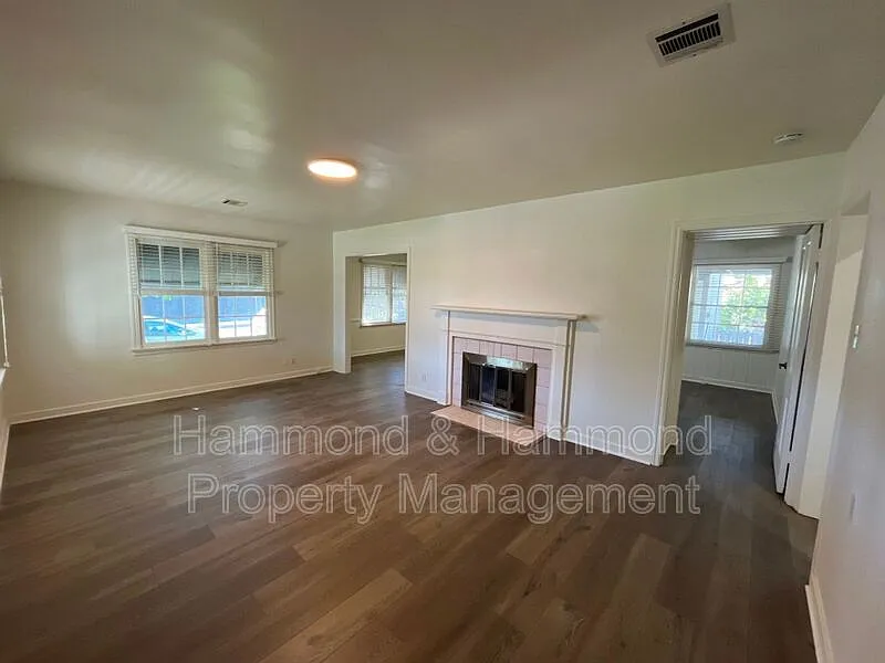 3 bed, 1.0 bath, 1227 sqft, $4,395 — Photo 3