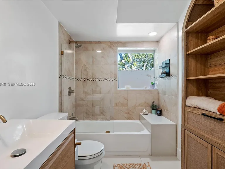 528 NE 72nd St — Photo 18