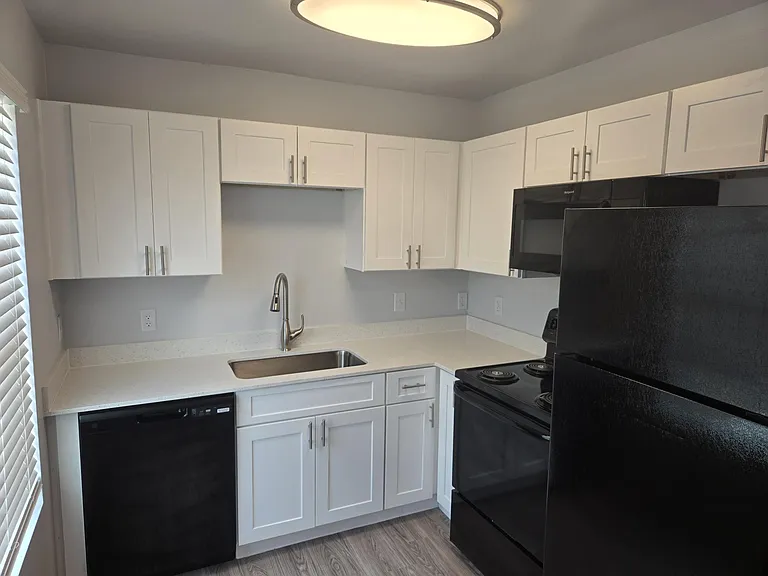 Sabine Apartments — Photo 1