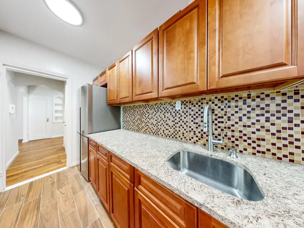 385 Argyle Road image 6 of 13