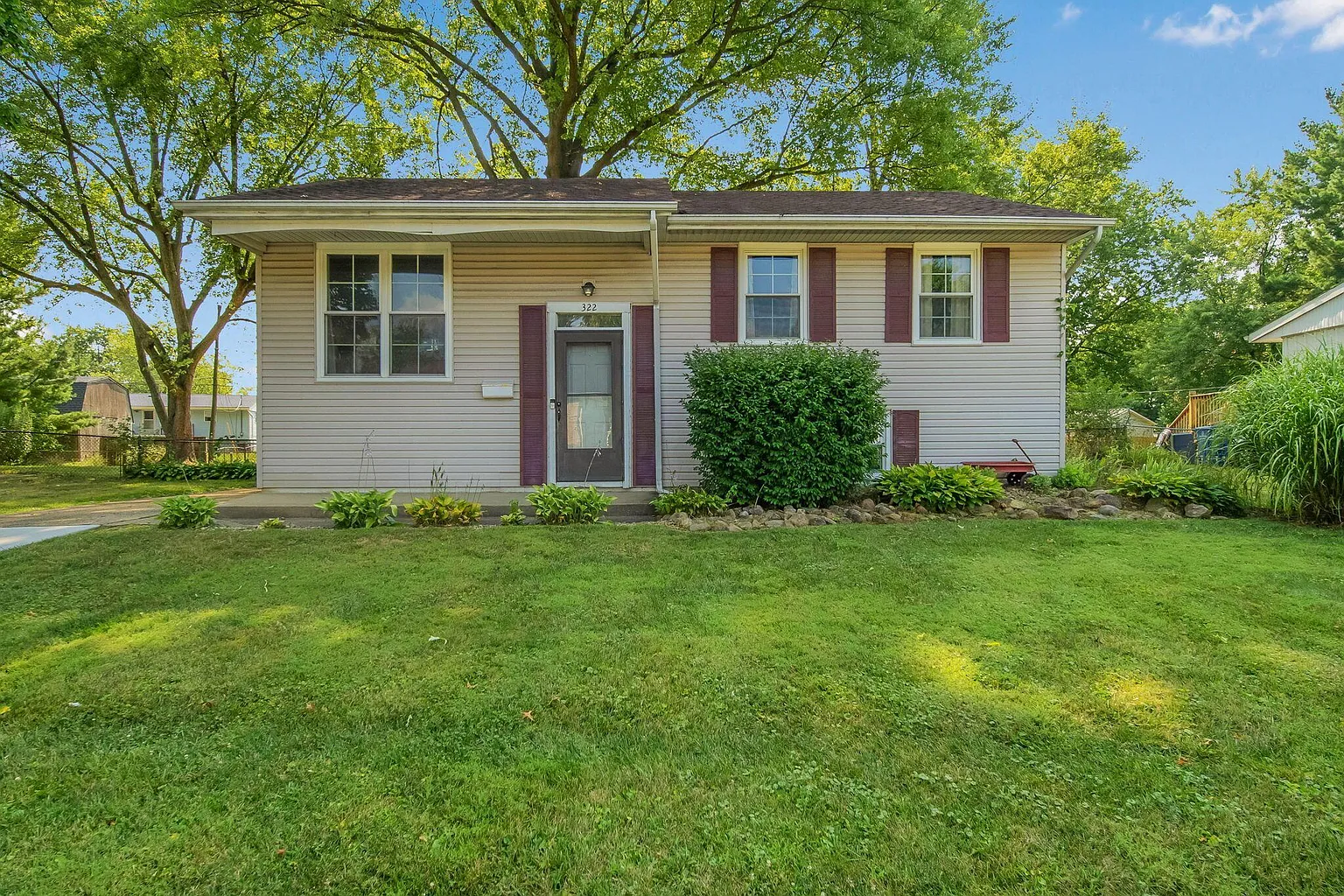 322 Empire Dr photo 1