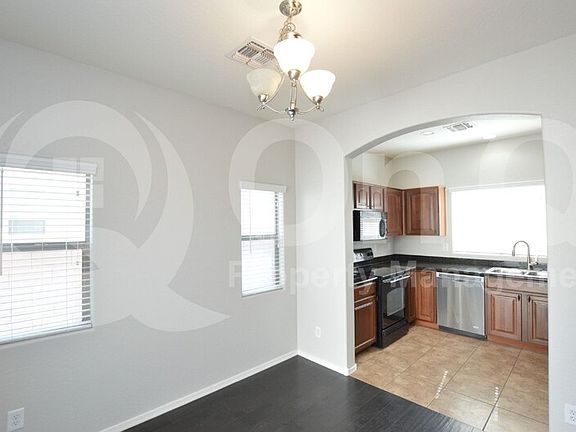 5th image of 4749 E Laurel Ave