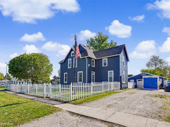 110 N 3rd St, Indianola, IA 50125