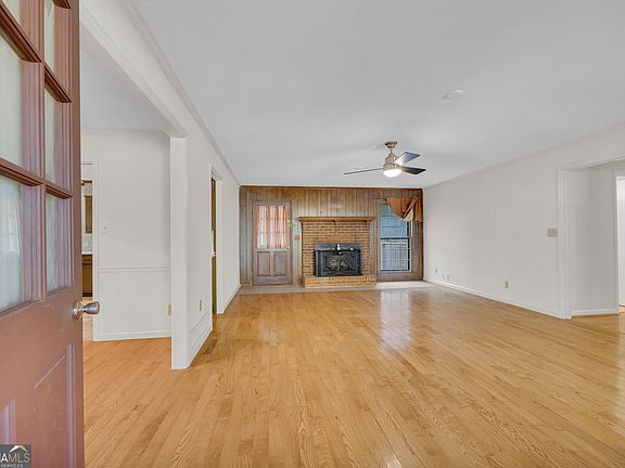 4th image of 871 Whispering Way
