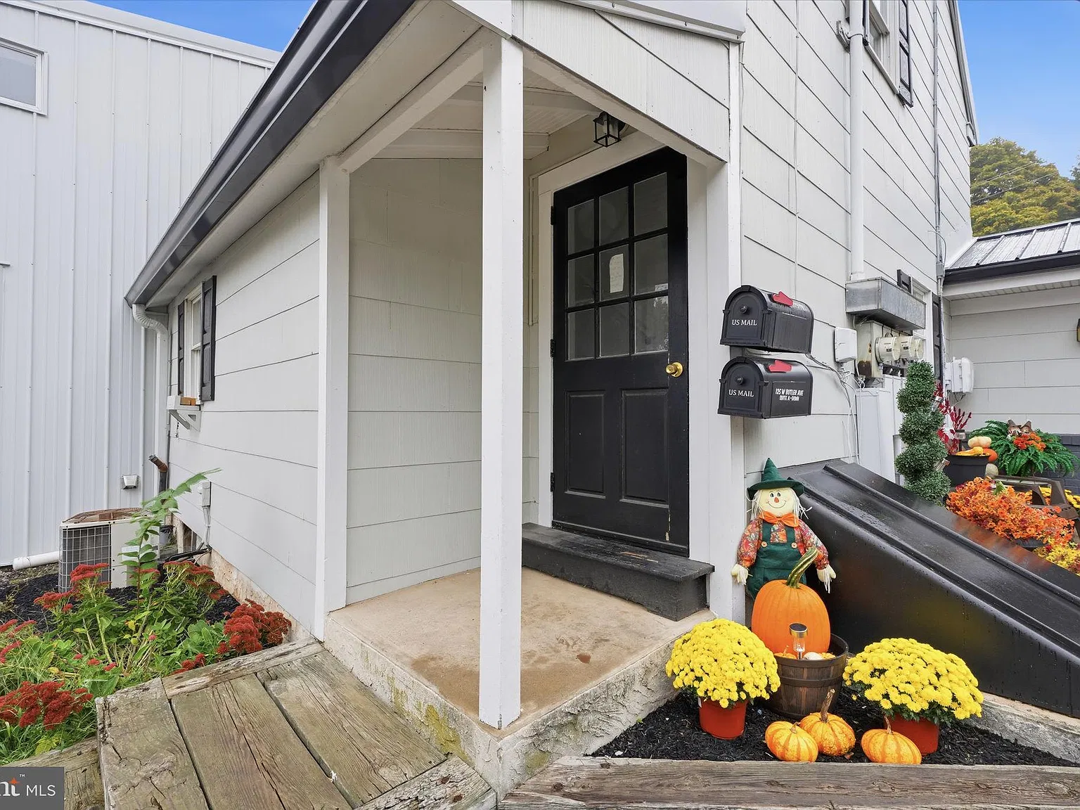 3 bed, 1.0 bath, 950 sqft, $2,200 — Photo 1
