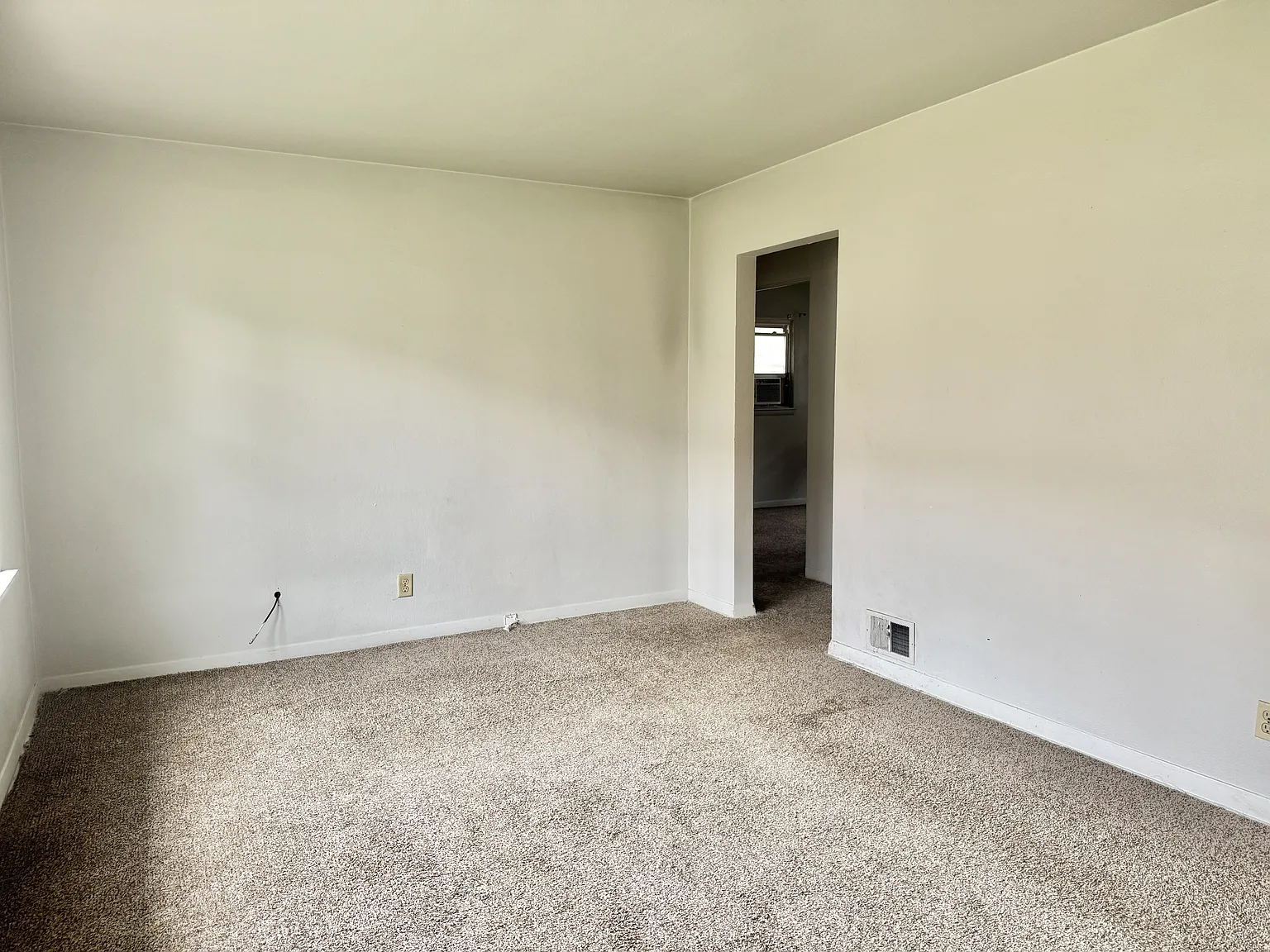 3234 Montrose Ave — Photo 3