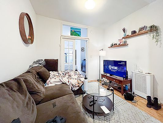4th image of 337 E 6th St APT 1