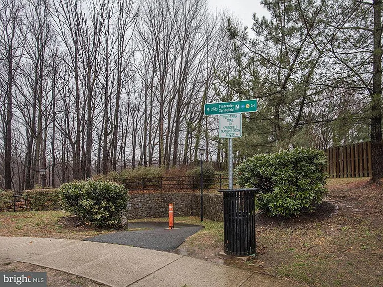 Beautiful walking trail right down the block from the townhouse to the Franconia Springfield metro station (about a 10 min walk).