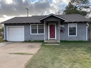 1011 Utica St, Plainview, TX 79072