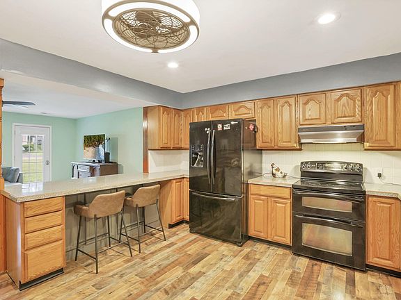 5th image of 335 Lansing Cir