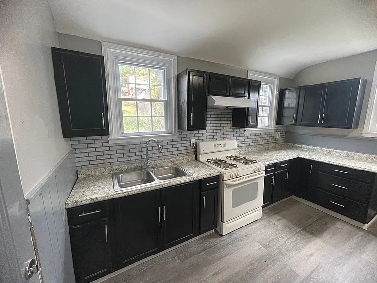 1044 Delaware Ave — Photo 4