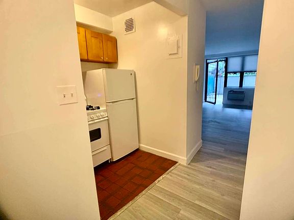 4th image of 1369 1st Ave APT Ga