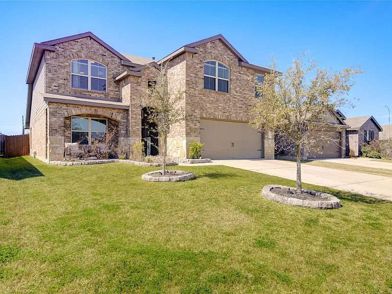 3306 Sumac Dr — Photo 3