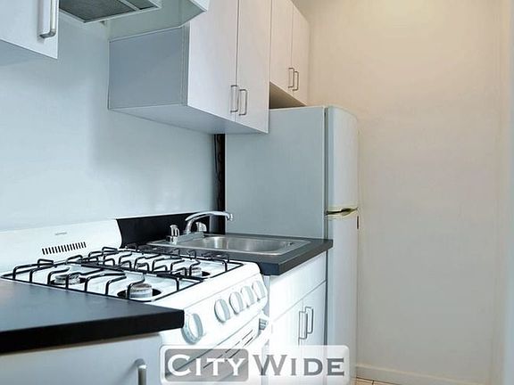 3rd image of 140 E 46th St APT 11A