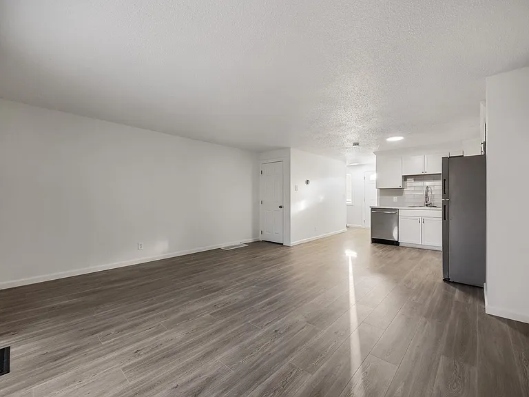 1345 N Devon Ave — Photo 13
