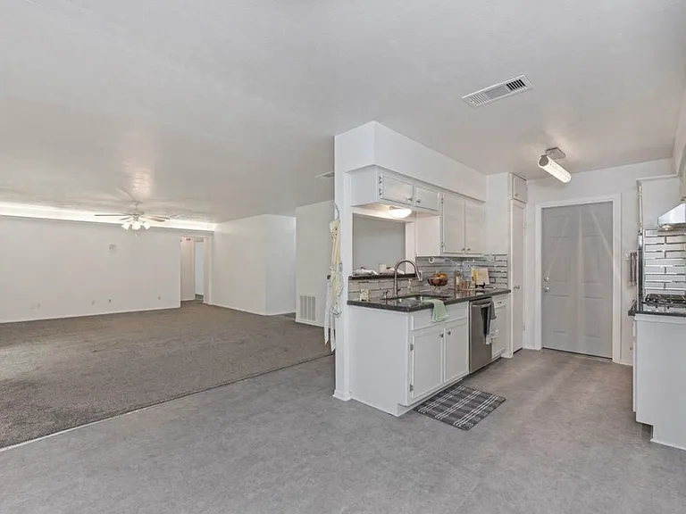 1102 E Rutgers Ln — Photo 10