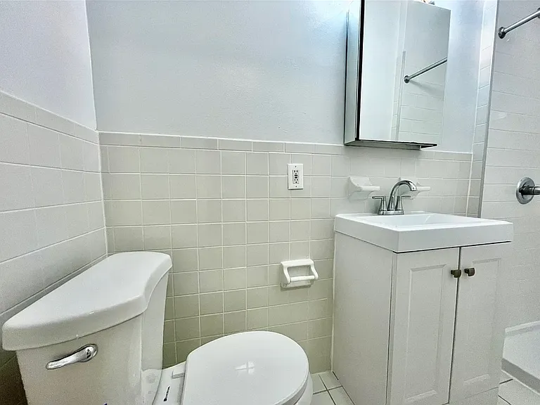 638 E 14th St #5 — Photo 10