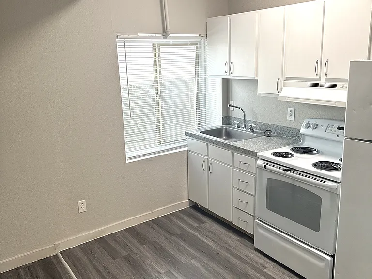 Elks Apartments — Photo 24