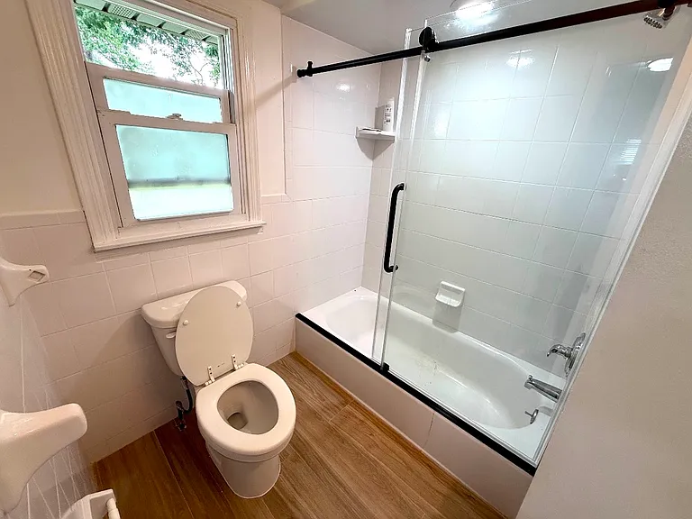 1409 Lawrence Ave — Photo 14