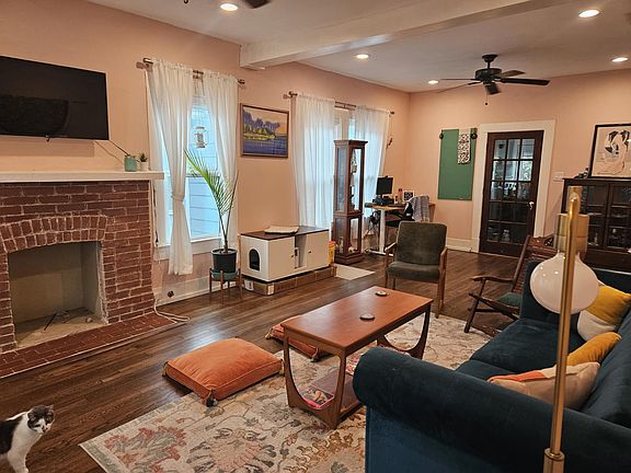 3rd image of 941 W Summit Ave