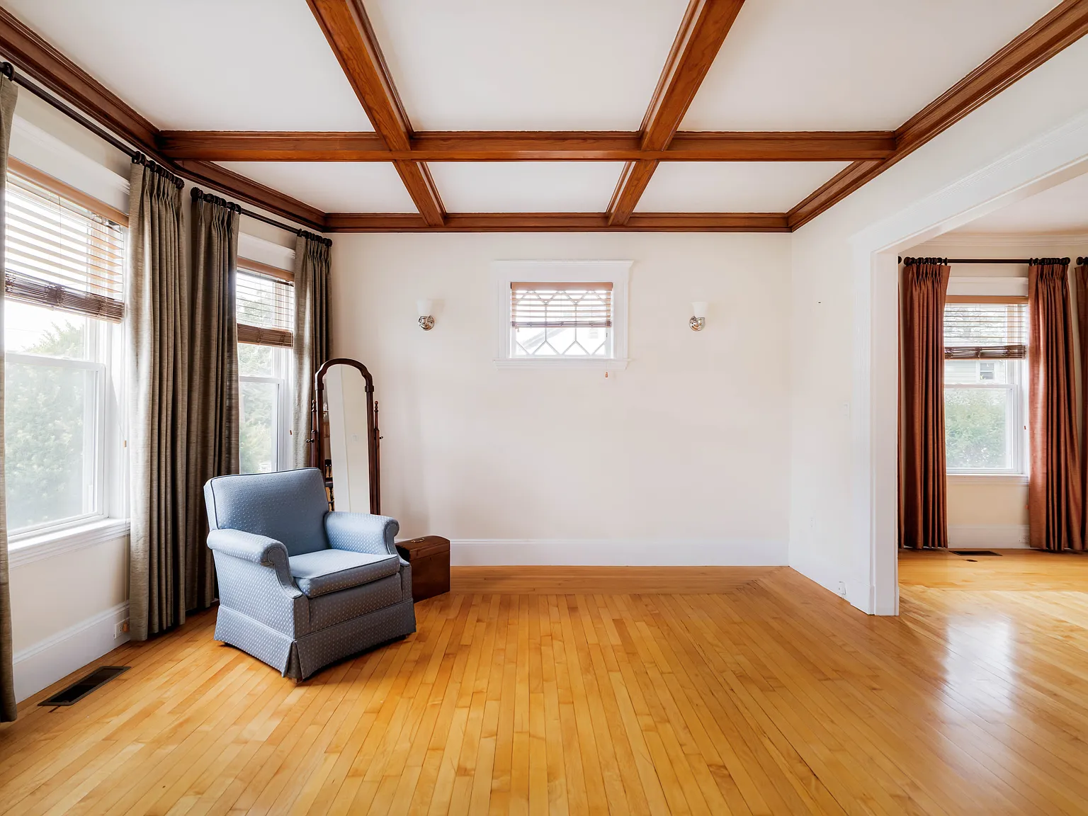 3 bed, 1.0 bath, 1200 sqft, $3,300 — Photo 3