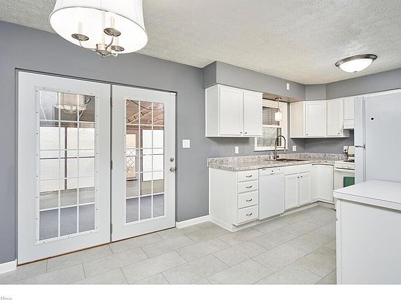 4th image of 80 Leicester Dr