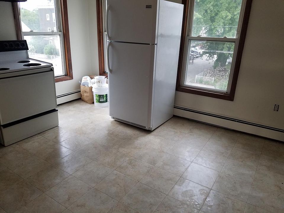 2nd image of 608 Wood Ave #2