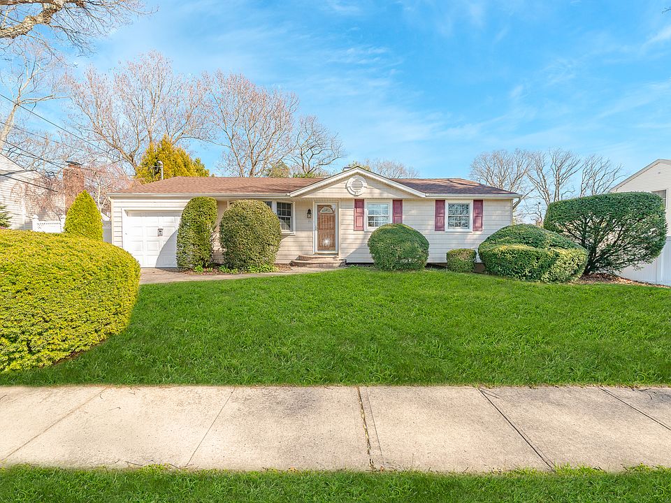 1st image of 32 Seaman Neck Rd