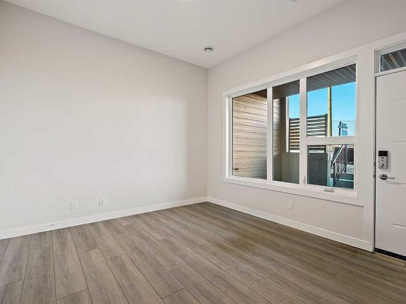 3rd image of 2527 N Sovereign Cres SW