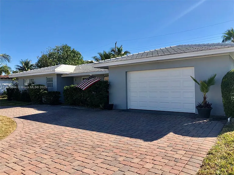 1241 Manor Dr — Photo 1