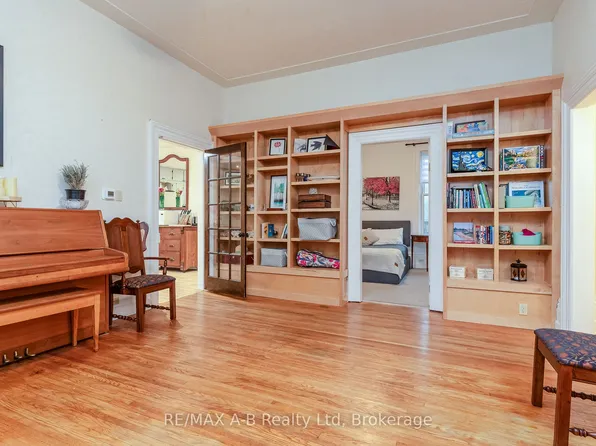 27 Home St, Stratford, ON N5A 1Z8