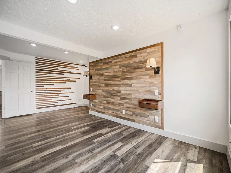 5703 N Regal St — Photo 32