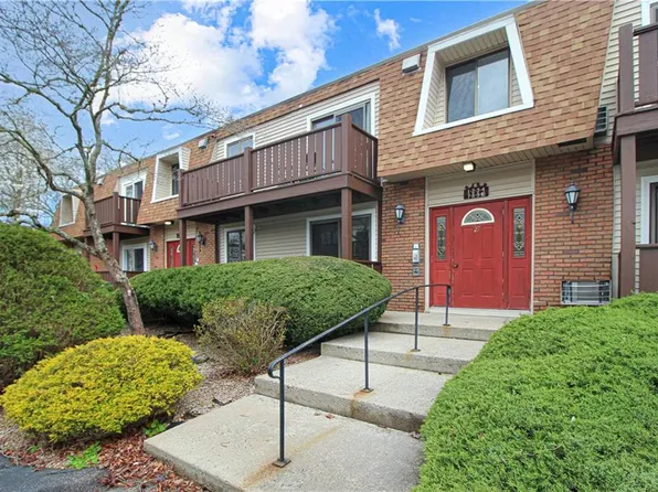 27 School St APT 3, Westerly, RI 02891