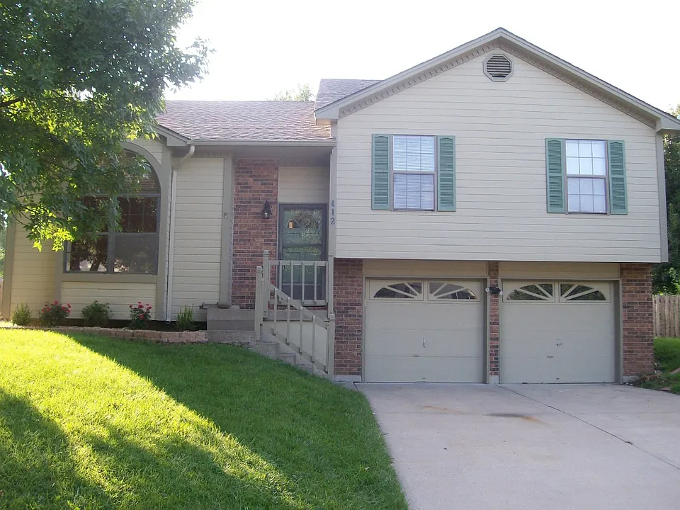 412 SE Onyx Dr