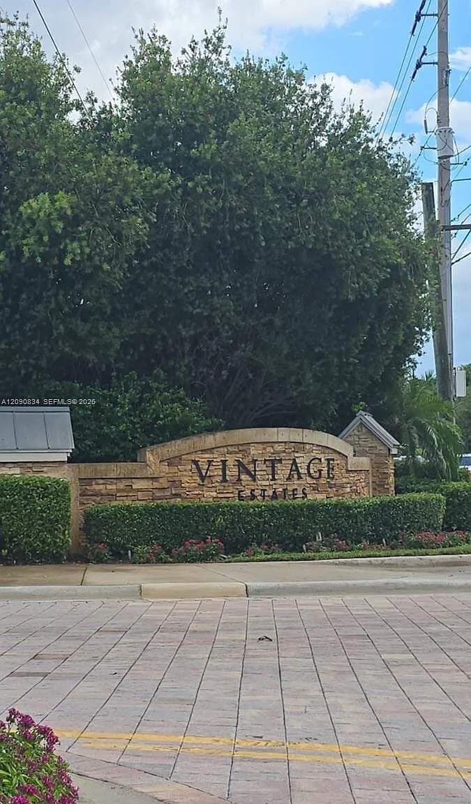 5 bed, 3205 sqft, $6,500 — Photo 2