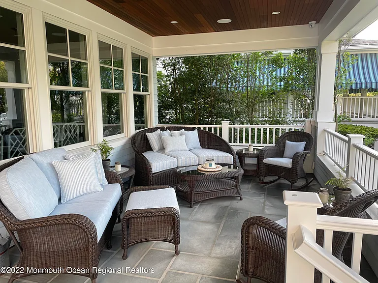 117 Sylvania Ave — Photo 2