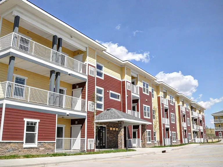 Emerald Ridge Apartments & Townhomes — Photo 9