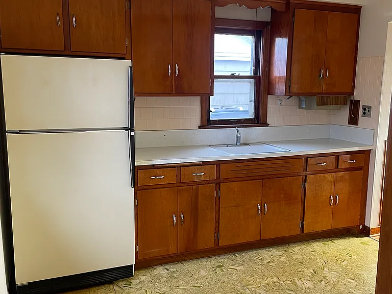 Kitchen. Fridge included