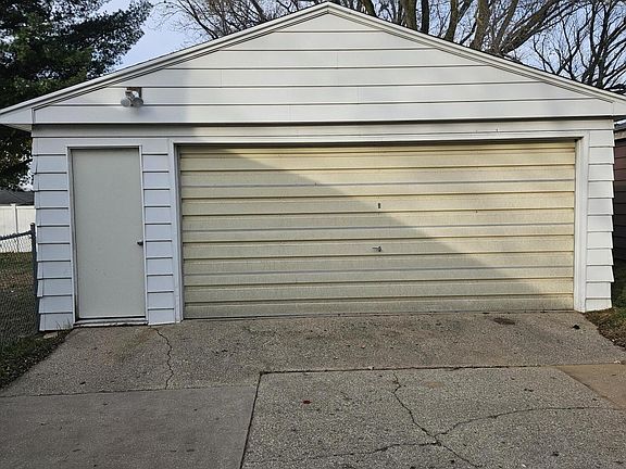 3rd image of 1071 Brinks St SE