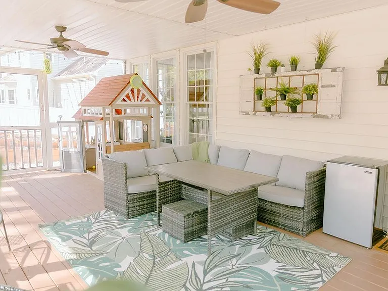 extra large screened in backporch (furniture and playhouse DO NOT stay with rental)