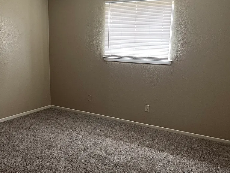 Ricks Apartments — Photo 9