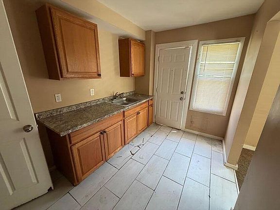 4th image of 8878 Evergreen Ave