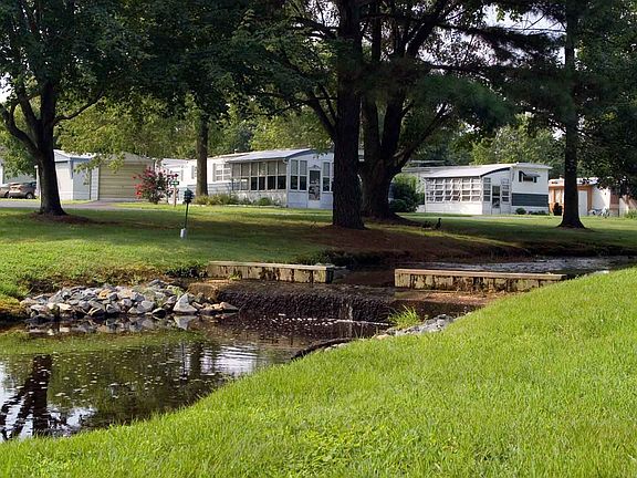 4th image of 2 Willow Dr #26