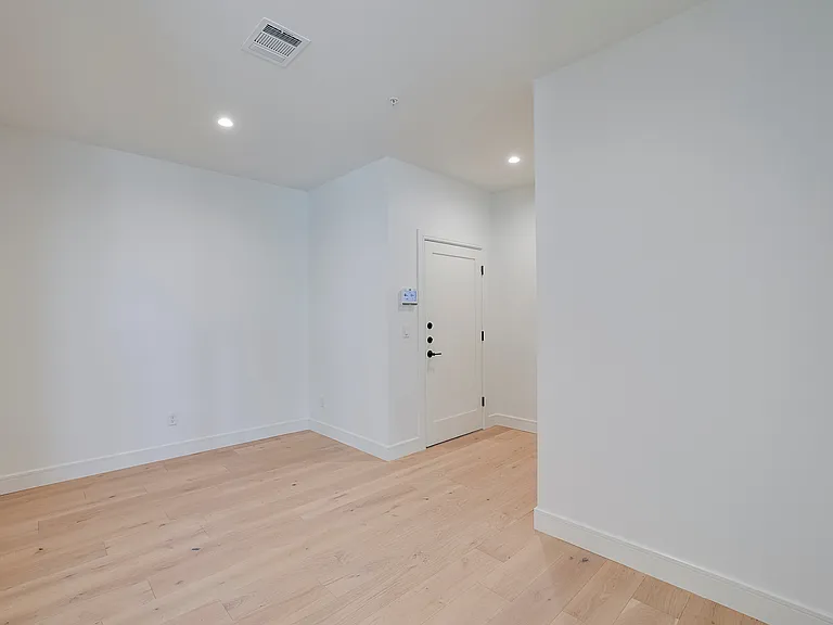 309 W Daggett Ave #205 — Photo 10