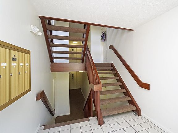 3rd image of 5984-9 Meadowcreek Dr