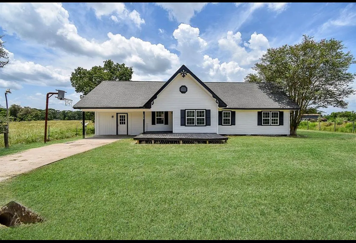 4 bed, 2.0 bath, 1500 sqft, $1,800 — Photo 1
